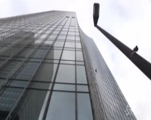 "Spider man" francese scala senza permesso grattacielo a Francoforte