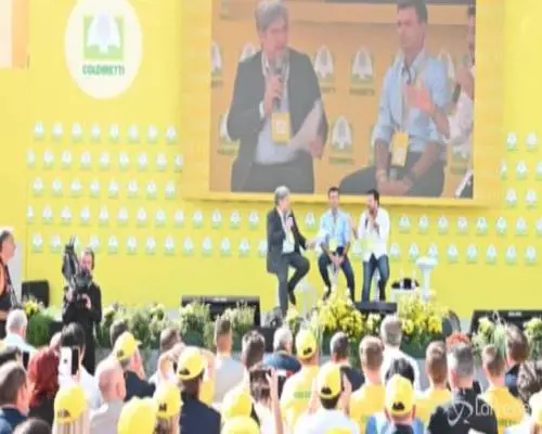 Bologna, Salvini accolto calorosamente dagli agricoltori