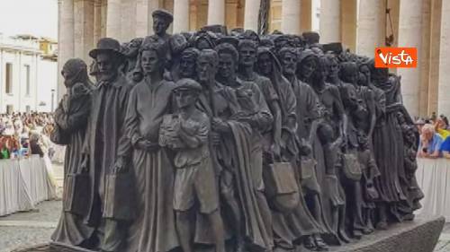 La statua in onore dei migranti inaugurata da Papa Francesco a San Pietro