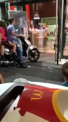 Le immagini dei giovani con lo scooter dentro Mc Donald's