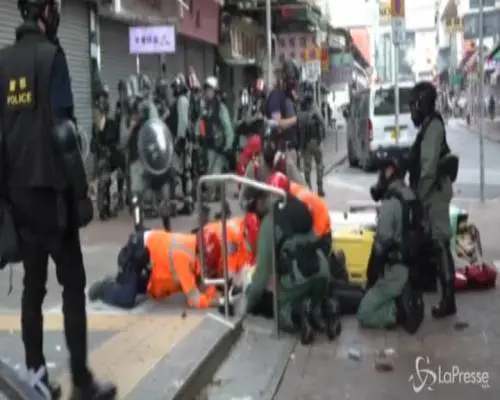 Manifestante colpito ad Hong Kong: il momento dello sparo