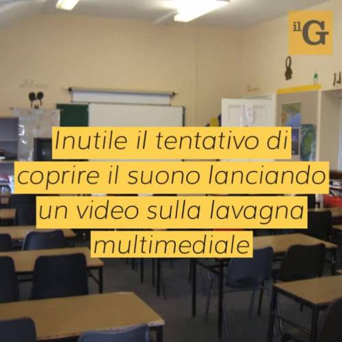 Mostra filmino hard col fidanzato ad alunni delle elementari: sospesa maestra