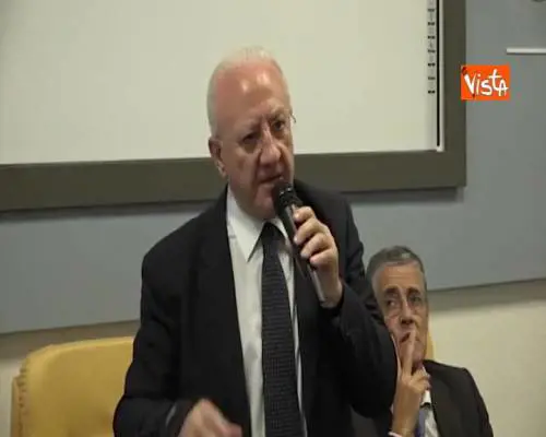  Dazi, De Luca: “Auguriamoci che quello squinternato di Trump non prosegua con guerra commerciale” 