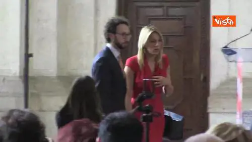 Virginia Saba e la moglie di Pompeo alla conferenza a Villa Madama 