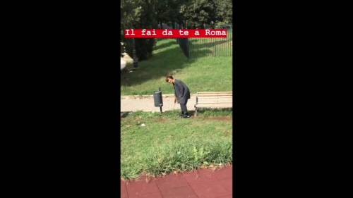 Nicoletta Romanoff ringrazia una'anziana che pulisce un parco di Roma