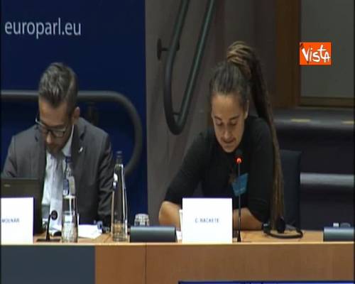 Carola Rackete al Parlamento Ue, standing ovation degli eurodeputati dopo suo intervento