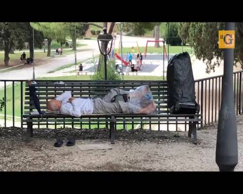 Nei giardini di Castel Sant'Angelo, dormitorio a cielo aperto per decine di clochard