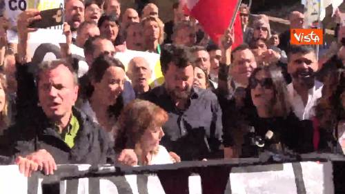 Salvini protesta in Campidoglio, M5s lo accoglie con i mojito