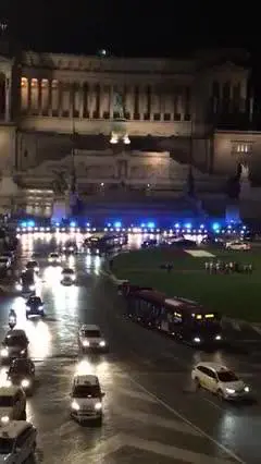 L’omaggio della polizia davanti all’Altare della Patria per gli agenti caduti a Trieste