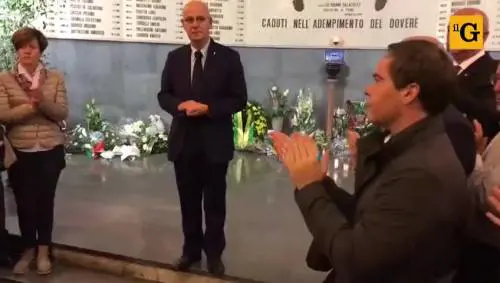 Trieste, la fiaccolata e gli applausi per i due agenti uccisi