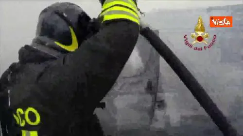 Furgone in fiamme sulla A14 nei pressi di Rimini
