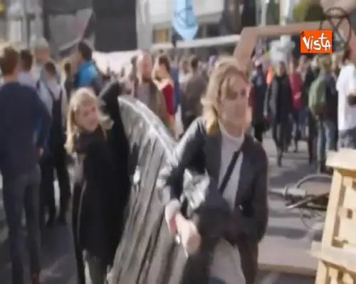 Carola Rackete alla manifestazione di Extincion Rebellion di Berlino 