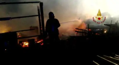 Cagliari, l'intervento dei vigili del fuoco per spegnere le fiamme 