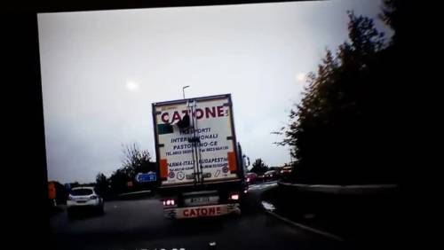 Inghilterra, sorpresa sulla strada: uomo sbuca da portellone di camion in corsa
