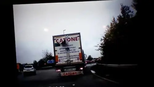 Inghilterra, sorpresa sulla strada: uomo sbuca da portellone di camion in corsa