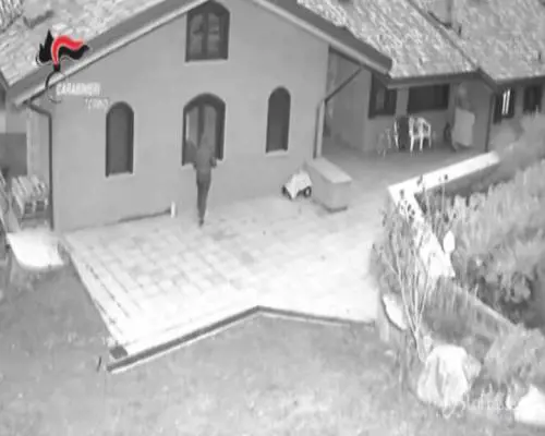 Saccheggiavano ville con bastoni e coltelli, fermata violenta banda criminale