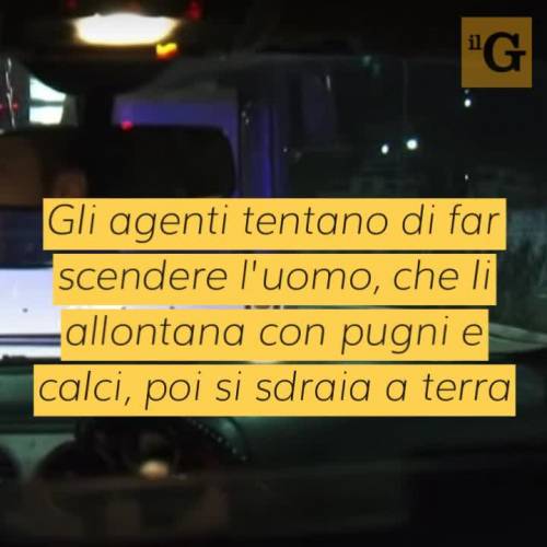 Gambiano molesto sul bus, aggredisce agenti e si sdraia sull'asfalto: semplice denuncia