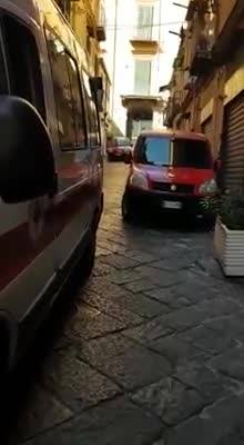Le immagini dell'ambulanza bloccata a Napoli dalla sosta selvaggia