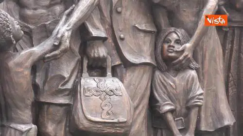 Il barcone coi migranti di ogni epoca: il monumento in San Pietro 