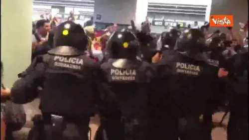 Scontri all'aeroporto di Barcellona tra indipendentisti catalani e polizia 