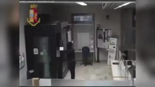 Le immagini della rapine in banca tra Napoli e Caserta