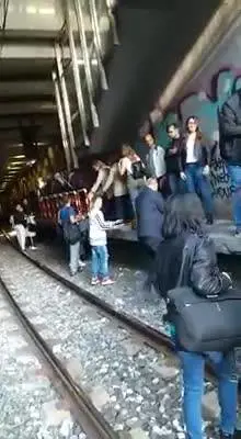 Il video dei passeggeri costretti a fuggire sui binari 
