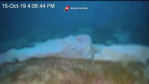 Lampedusa, le immagini del barchino in fondo al mare