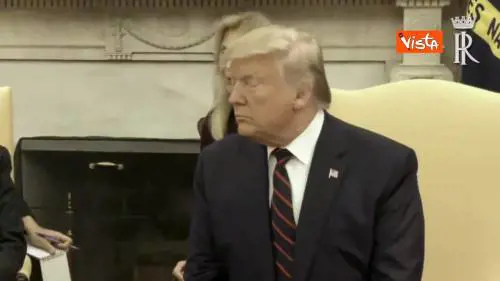 Le espressioni della traduttrice italiana durante il discorso di Trump allo Studio Ovale 