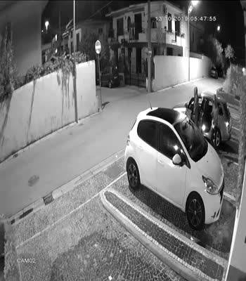 Il video del furto di pneumatici tra Napoli e Caserta