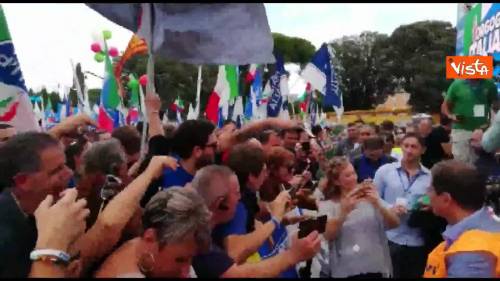Bagno di folla per Meloni in piazza San Giovanni alla manifestazione del centrodestra