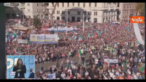 "Silvio! Silvio!" partono i cori durante l'intervento di Berlusconi a San Giovanni