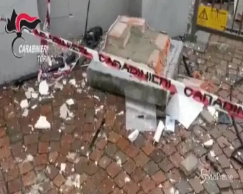 Assalti a bancomat, rapinatori messi in fuga dai carabinieri