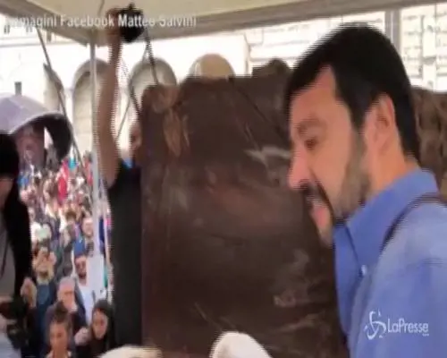 Perugia, Salvini scolpisce il blocco di cioccolato a Eurochocolate