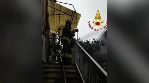 In fiamme il tetto della Cavallerizza reale di Torino