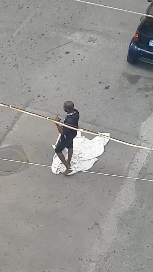 Follia dello straniero al Vasto: l'aggressione alle auto ed ai passanti