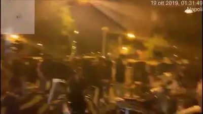 Napoli, la movida nella piazza sommersa di rifiuti