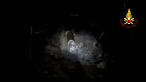 Maltempo, l'intervento dei vigili del fuoco: l'auto è sommersa dall'acqua