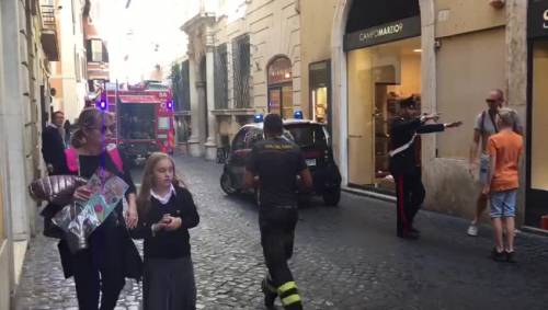 Roma, incendio vicino al Parlamento