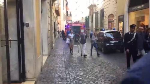 Roma, fiamme in un palazzo accanto al consolato spagnolo