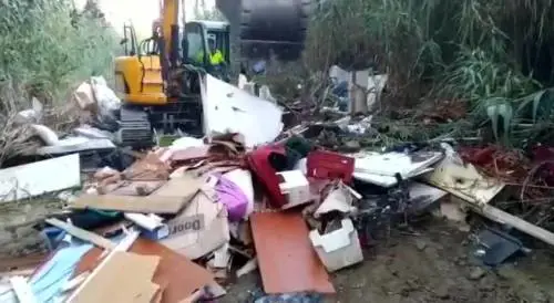 Rimossi insediamenti abusivi lungo il Tevere: due denunciati