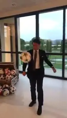 Conte palleggia con Brunello Cucinelli durante la visita in Umbria