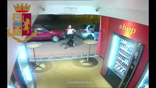 Baby gang fa razzie nei negozi: 8.000 euro in poche settimane