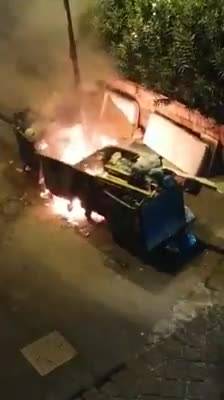 Il video dei cassonetti in fiamme a Napoli