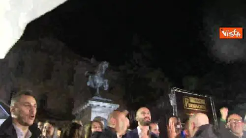 Lega scatenata festeggia in Piazza Italia a Perugia la vittoria delle regionali in Umbria