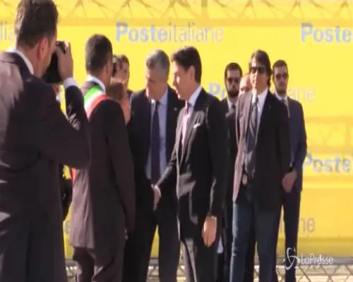 Il premier Conte cita Modugno: "Ho il sole, la terra, il mare..."