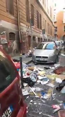 Le immagini dei rifiuti gettati per strada a Napoli