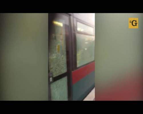 Distrugge i vetri del tram e scappa: ennesimo atto vandalico sui mezzi pubblici della Capitale