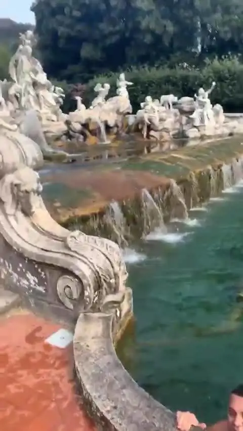 Entra in auto nel Parco della Reggia di Caserta e si fa il bagno