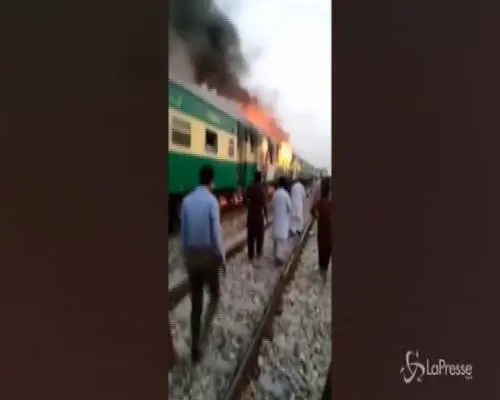 Pakistan: incendio su un treno, è strage