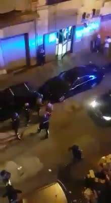 Ennesima violenta rissa tra stranieri al Vasto di Napoli, le immagini riprese dai residenti